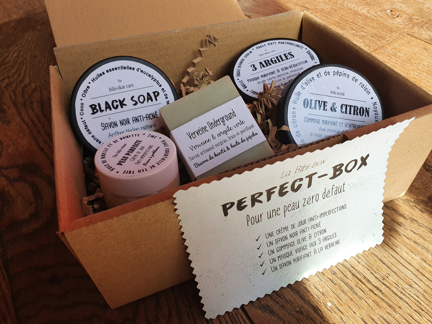 La "Perfect box", coffret ou boîte cadeau de soins complets anti acné et anti boutons pour une peau parfaite