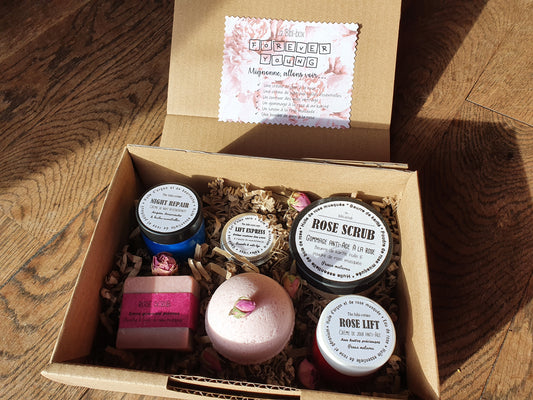 La "Forever Young box", coffret ou boîte cadeau de soins complets à la rose pour les peaux matures