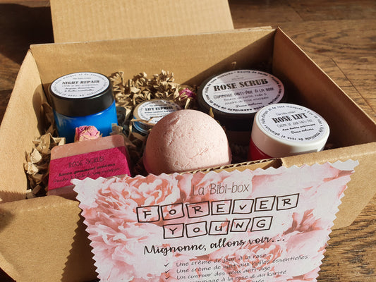 La "Forever Young box", coffret ou boîte cadeau de soins complets à la rose pour les peaux matures