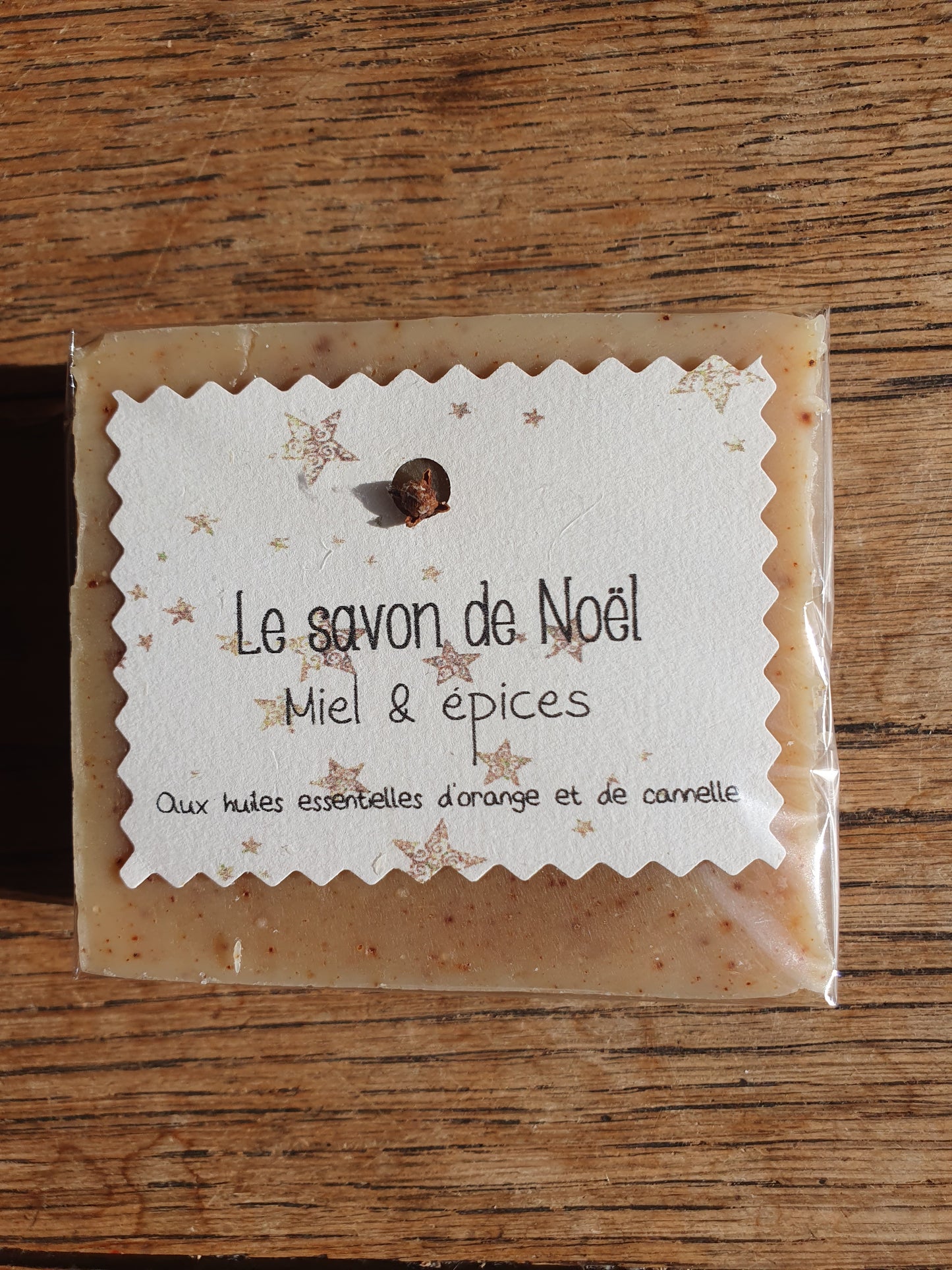 Le "Savon de Noël", savon artisanal saponifié à froid au miel, aux épices et aux huiles essentielles d'orange et de cannelle