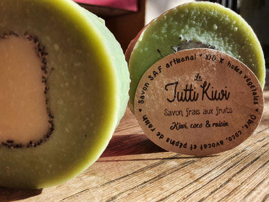Le "Tutti Kiwi", savon artisanal surgras saponifié à froid frais aux huiles végétales et parfumé au fruit