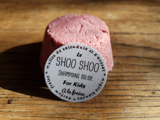 Le "Shoo Shoo for kids", shampoing solide artisanal ultra doux pour les enfants à l'huile d'avocat et de calendula sans huile essentielle, parfumé à la "fraise"