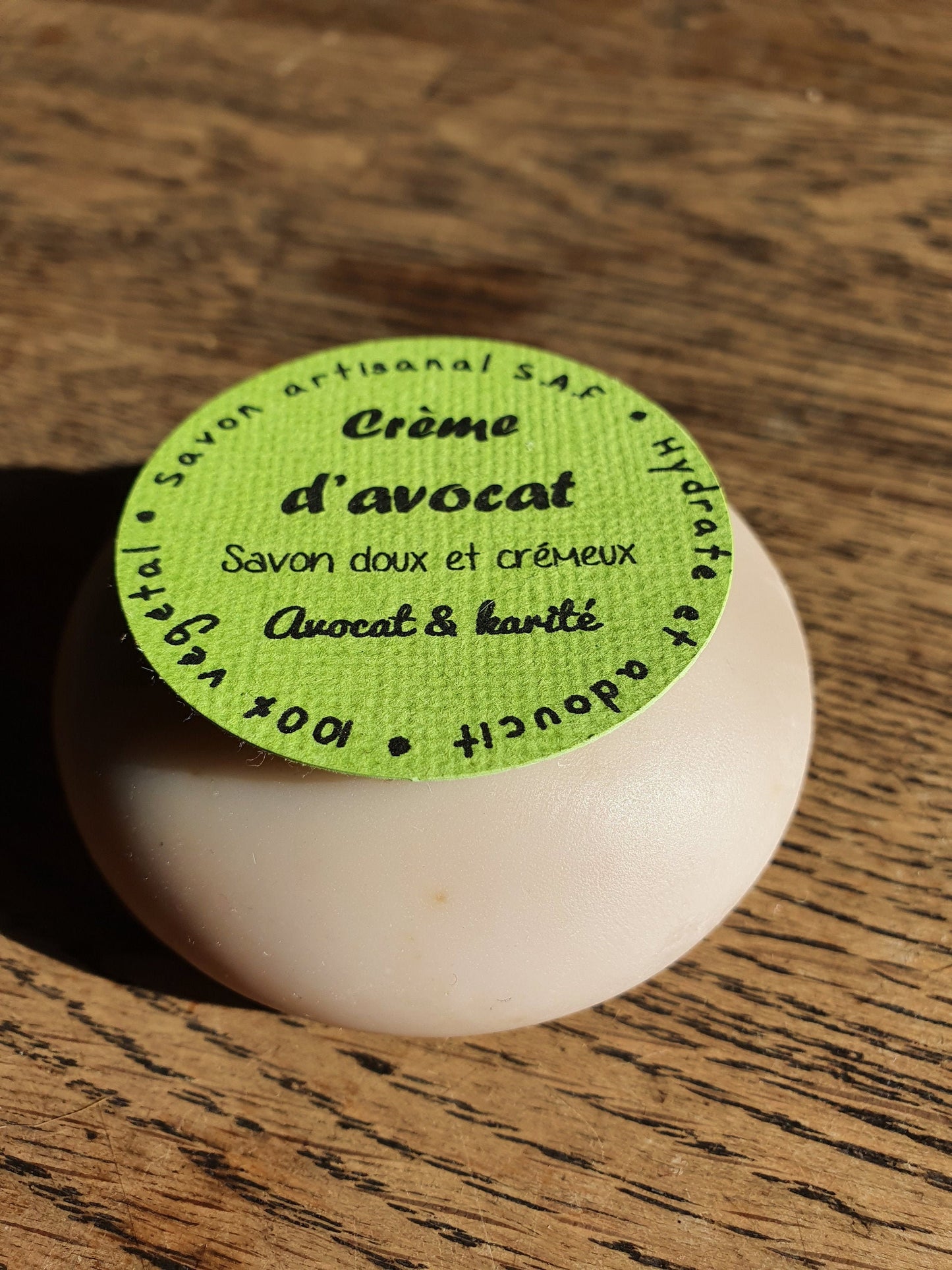 La "Crème d'avocat", savon artisanal surgras saponifié à froid à l'avocat frais et aux huiles végétales d'avocat, olive, coco et beurre de karité