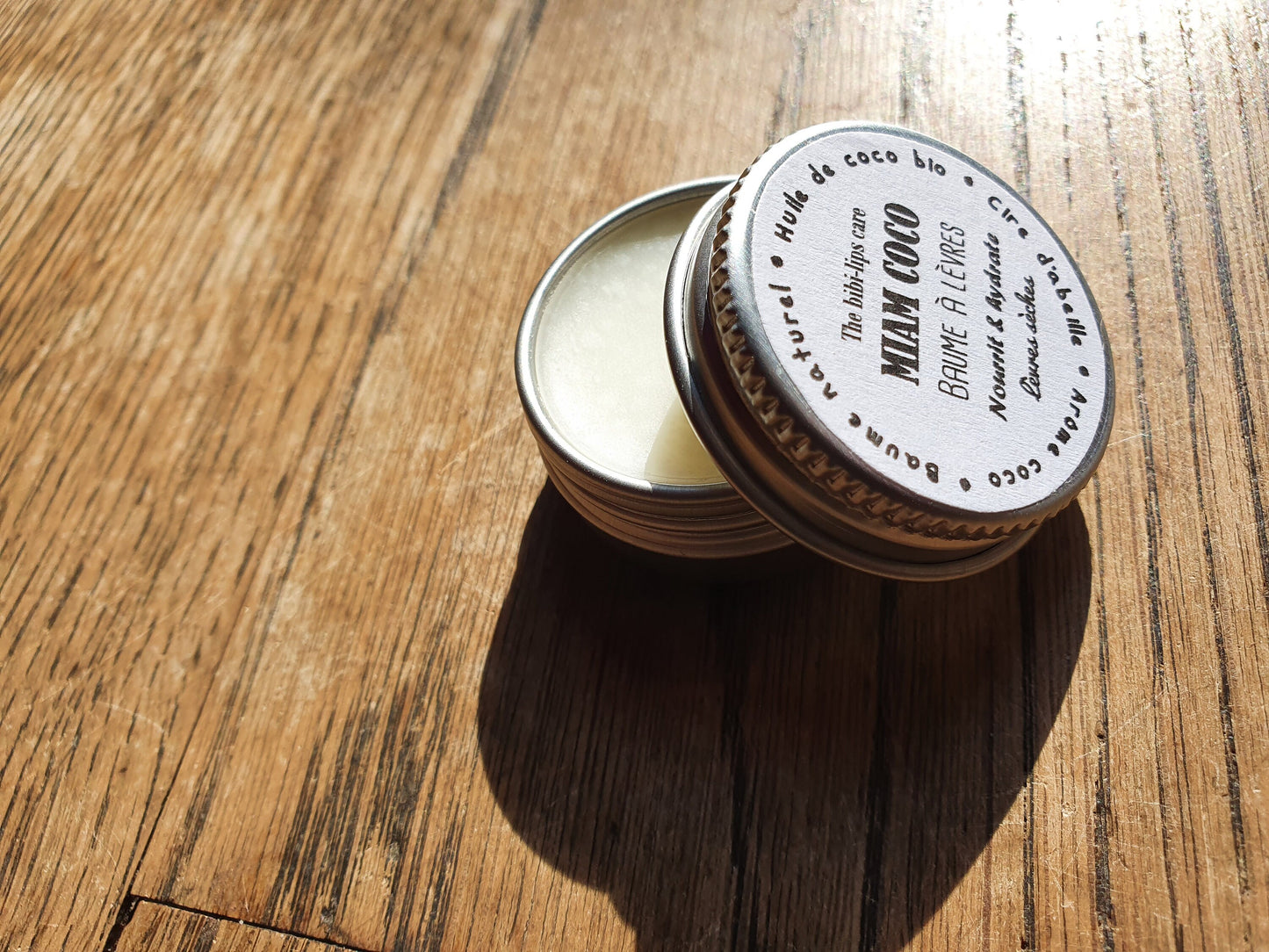 Le "Miam Coco", baume à lèvres à l'huile de coco bio, beurre de cacao, cire d'abeille et arôme naturel de coco pour les lèvres sèches et déshydratées