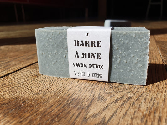 La "Barre à mine", savon artisanal surgras saponifié à froid detox au charbon et à l'aloe vera purifiant visage et corps, à l'huile de ricin et beurre de karité