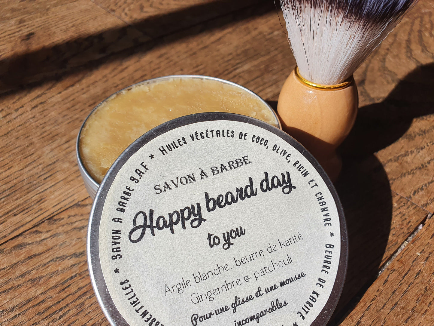 Le "Happy beard day", savon à barbe artisanal surgras saponifié à froid, à l'argile blanche et au karité pour le rasage de ces messieurs
