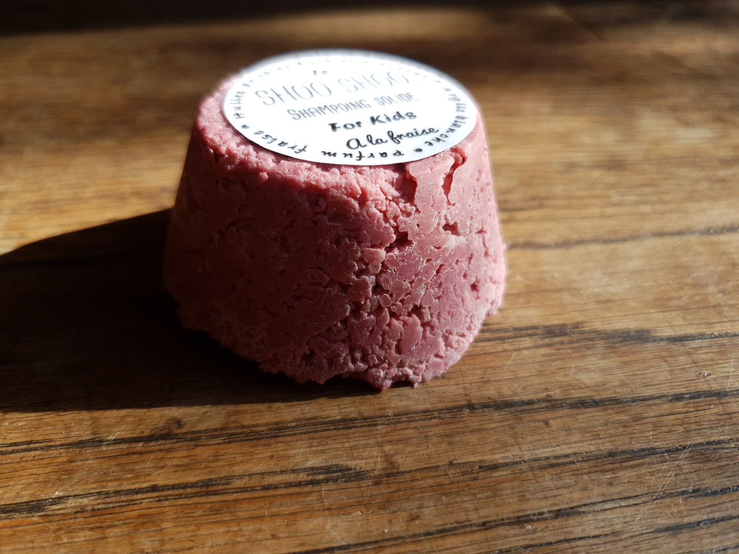 Le "Shoo Shoo for kids", shampoing solide artisanal ultra doux pour les enfants à l'huile d'avocat et de calendula sans huile essentielle, parfumé à la "fraise"