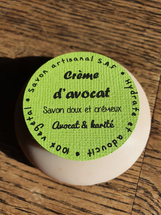 La "Crème d'avocat", savon artisanal surgras saponifié à froid à l'avocat frais et aux huiles végétales d'avocat, olive, coco et beurre de karité