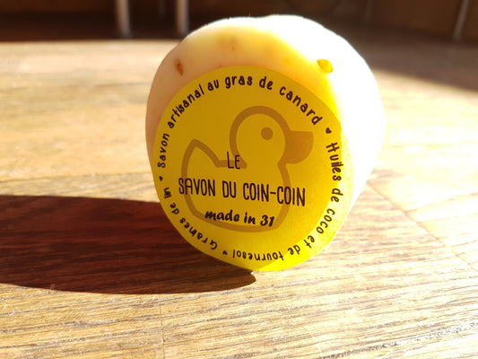 Le "Savon du coin-coin", savon artisanal surgras saponifié à froid et exfolient à la graisse de canard, aux graines de lin et aux huiles essentielles