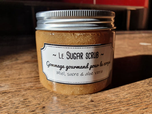 Le "Sugar Scrub" gommage pour le corps sucre, au miel et au gel d'aloe vera pour une peau nourrie, exfoliée et éclatante