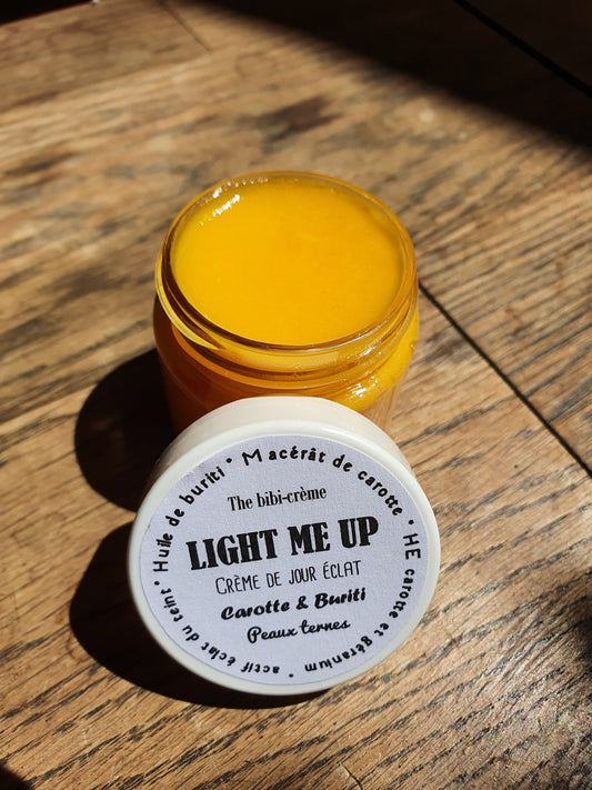 La "Light me up", crème de jour éclat du teint à l'huile de buriti, au macérât de carotte et huile essentielle de géranium peaux ternes