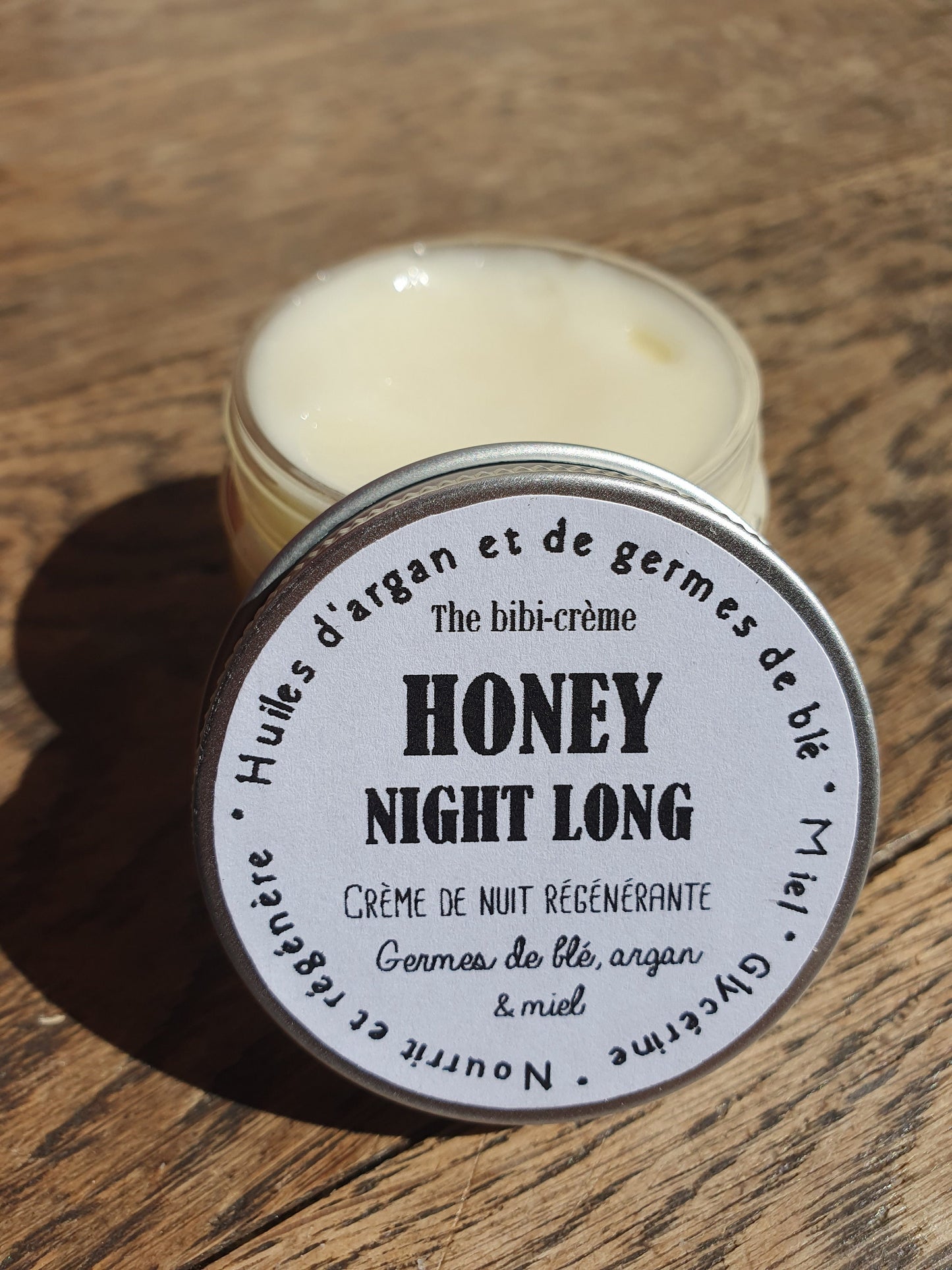 La "Honey night long", crème de nuit régénérante et nourrissante au miel, aux huiles d'argan et de germes de blé