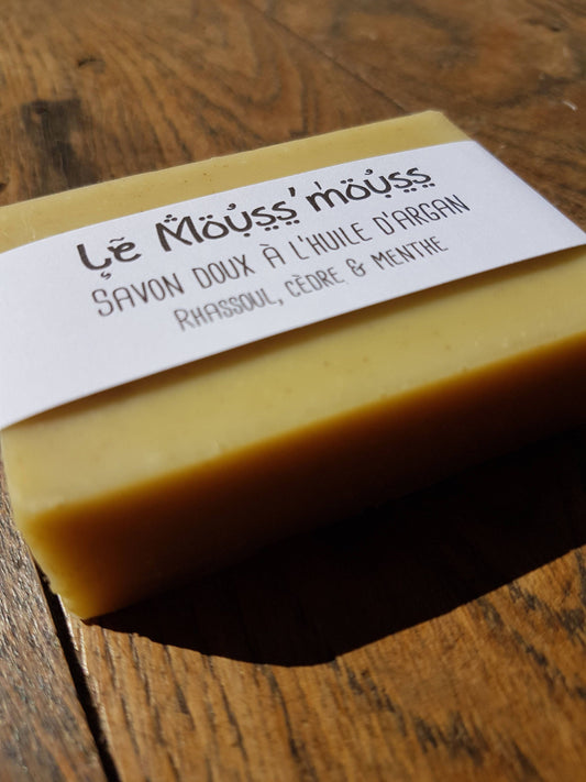 Le "Mouss'mouss", savon artisanal surgras saponifié à froid douceur et hydratation à l'huile d'argan, au rhassoul et huiles essentielles de cèdre, menthe et orange douce