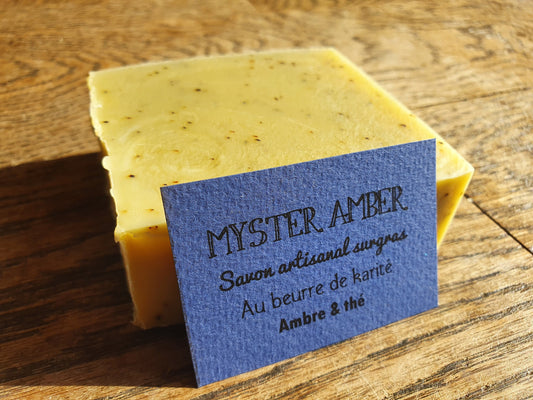 Le "Myster Amber", savon artisanal surgras saponifié à froid à l'ambre, au thé et au beurre de karité pour ces messieurs (et dames aussi d'ailleurs)