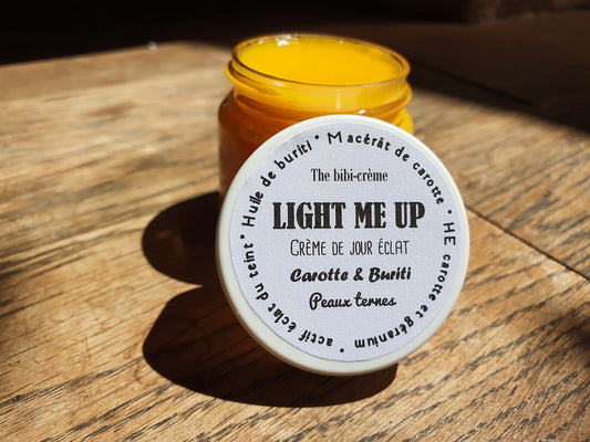 La "Light me up", crème de jour éclat du teint à l'huile de buriti, au macérât de carotte et huile essentielle de géranium peaux ternes