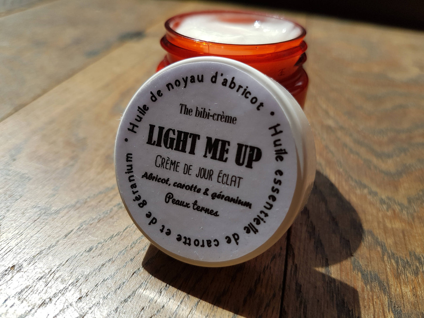 La "Light me up", crème de jour éclat du teint à l'huile de buriti, au macérât de carotte et huile essentielle de géranium peaux ternes