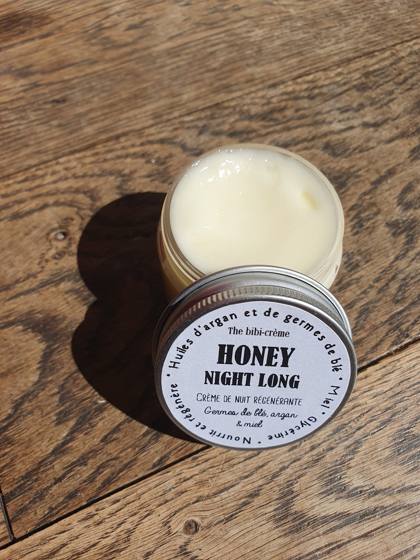 La "Honey night long", crème de nuit régénérante et nourrissante au miel, aux huiles d'argan et de germes de blé