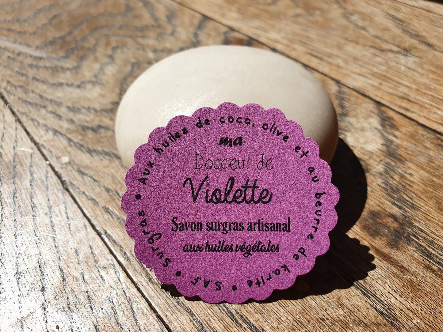 Ma "Douceur de violette", savon artisanal surgras saponifié à froid aux huiles végétales de coco, olive, beurre de karité et à la violette