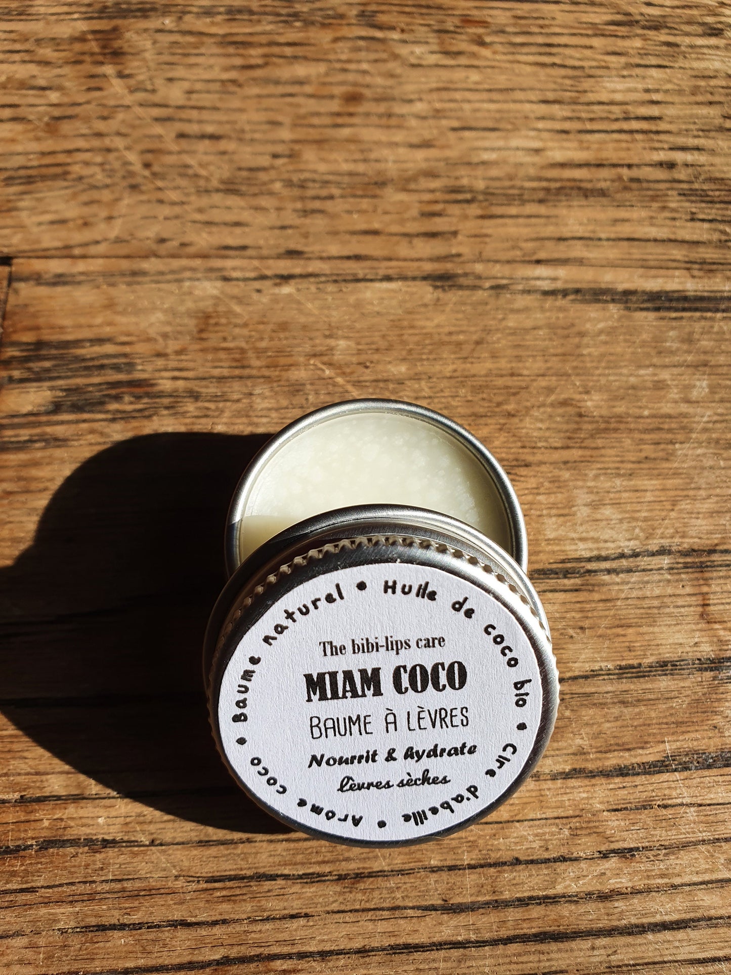 Le "Miam Coco", baume à lèvres à l'huile de coco bio, beurre de cacao, cire d'abeille et arôme naturel de coco pour les lèvres sèches et déshydratées