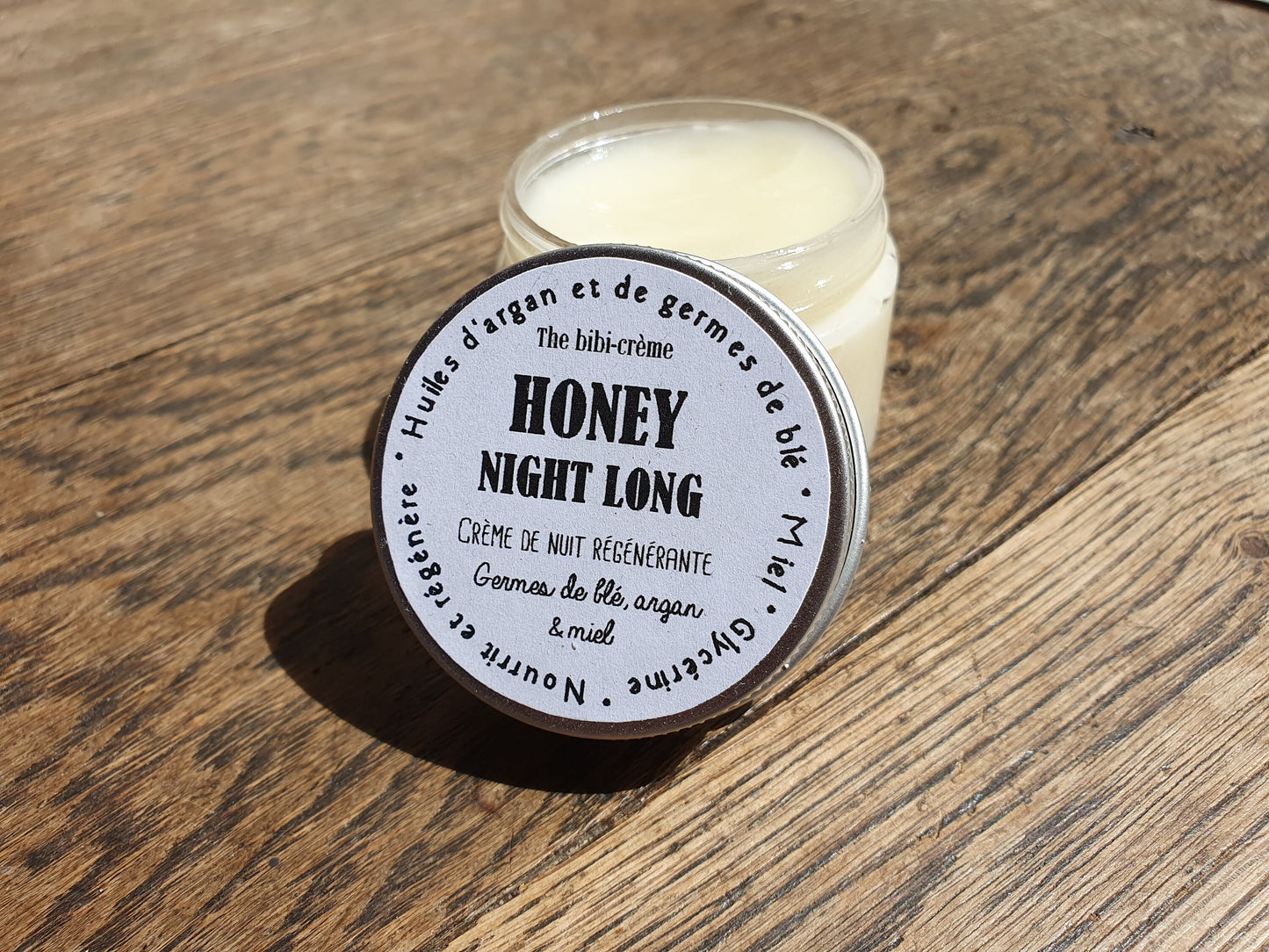 La "Honey night long", crème de nuit régénérante et nourrissante au miel, aux huiles d'argan et de germes de blé