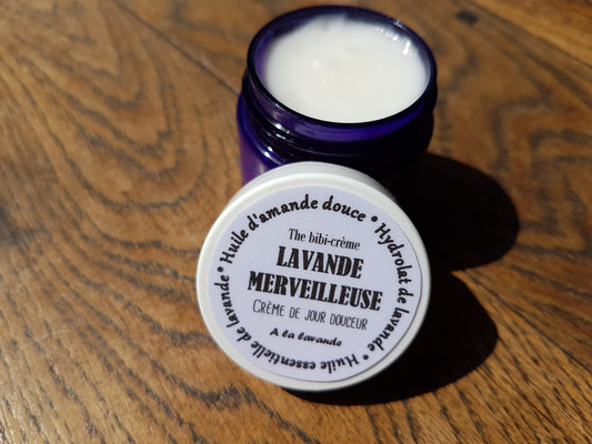 La "Lavande merveilleuse", crème de jour hydratation et douceur à la lavande et à l'huile d'amande douce spécial peaux sensibles