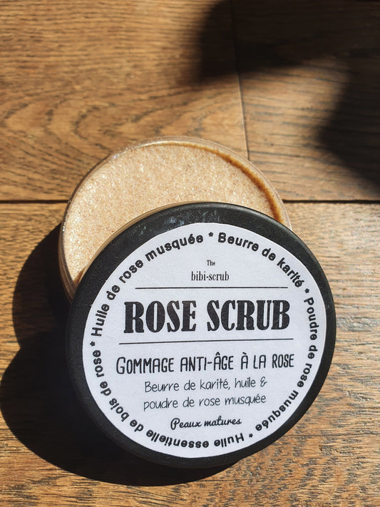 Le "Rose scrub", crème gommante gommage précieux anti-âge à la rose musquée, au beurre de karité et au bois de rose pour les peaux matures