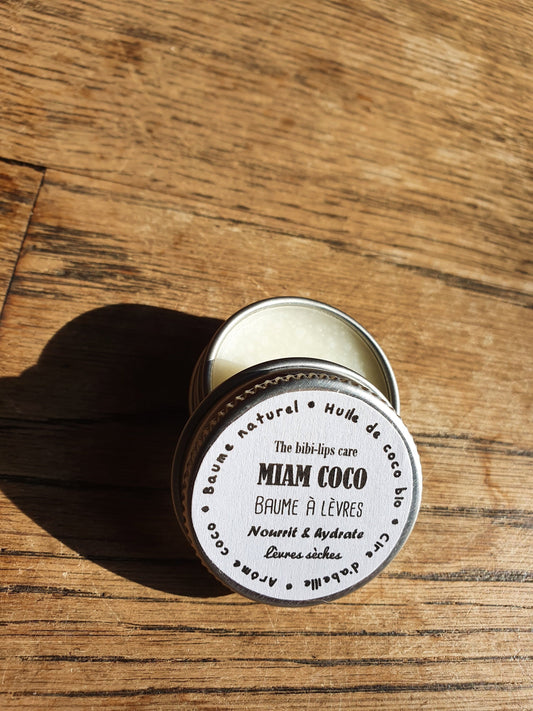 Le "Miam Coco", baume à lèvres à l'huile de coco bio, beurre de cacao, cire d'abeille et arôme naturel de coco pour les lèvres sèches et déshydratées