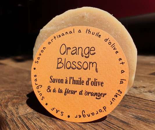 Le "Orange blossom", savon artisanal surgras saponifié à froid à l'huile d'olive et à la fleur d'oranger au parfum divin