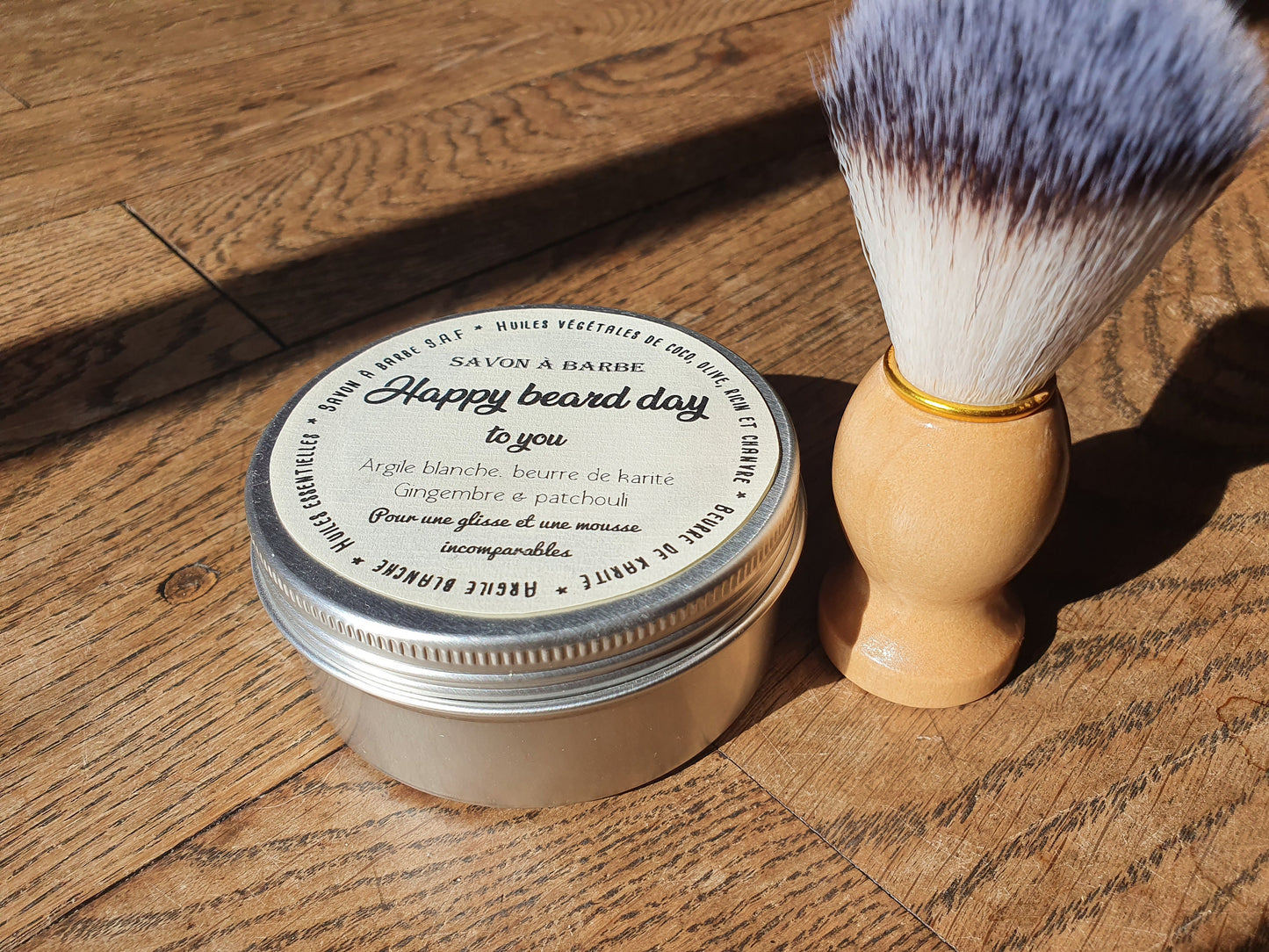 Le "Happy beard day", savon à barbe artisanal surgras saponifié à froid, à l'argile blanche et au karité pour le rasage de ces messieurs