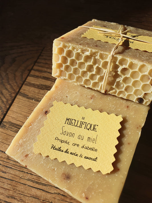 Le "Miellifique", savon artisanal surgras saponifié à froid de la ruche très doux au miel, propolis et cire d'abeille pour les peaux sèches et abîmées