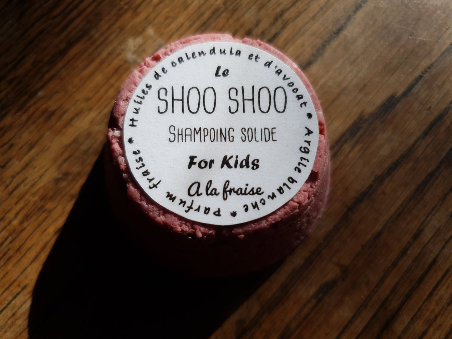 Le "Shoo Shoo for kids", shampoing solide artisanal ultra doux pour les enfants à l'huile d'avocat et de calendula sans huile essentielle, parfumé à la "fraise"