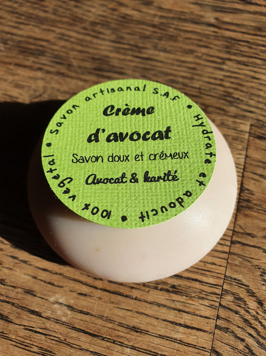 La "Crème d'avocat", savon artisanal surgras saponifié à froid à l'avocat frais et aux huiles végétales d'avocat, olive, coco et beurre de karité