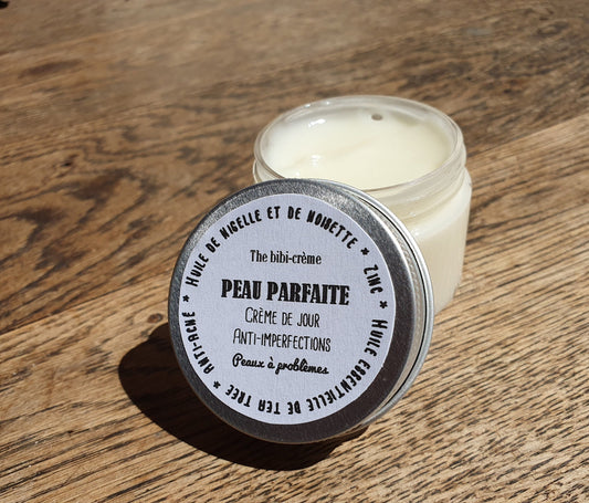 La "Peau parfaite", crème de jour légère zéro bouton anti acné à l'huile essentielle de tea tree, huiles de noisette et nigelle