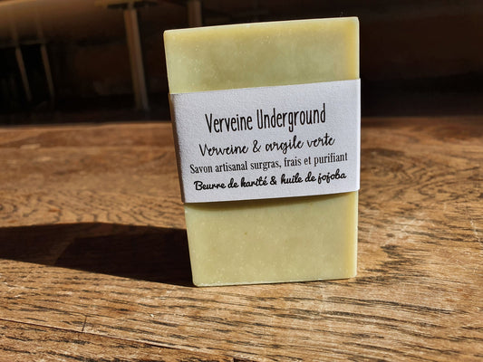Le "Verveine Underground", savon artisanal surgras saponifié à froid purifiant pour les peaux grasses à l'argile verte, verveine, huile de coco et beurre de karité
