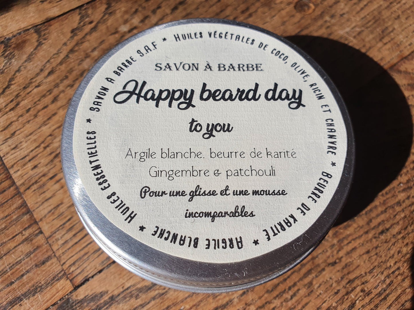 Le "Happy beard day", savon à barbe artisanal surgras saponifié à froid, à l'argile blanche et au karité pour le rasage de ces messieurs