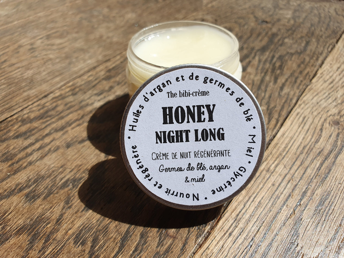 La "Honey night long", crème de nuit régénérante et nourrissante au miel, aux huiles d'argan et de germes de blé