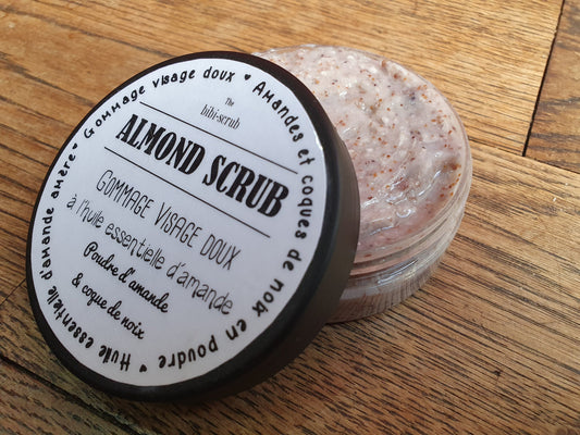 Le "Almond scrub", gel scrub gommant gommage visage adoucissant et nourrissant à l'amande pour les peaux gourmandes et déshydratées
