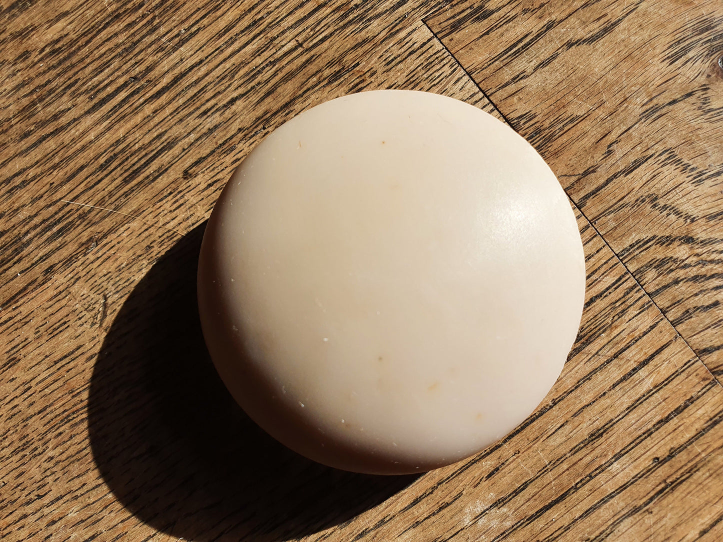 La "Crème d'avocat", savon artisanal surgras saponifié à froid à l'avocat frais et aux huiles végétales d'avocat, olive, coco et beurre de karité