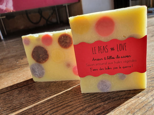 Le "Peas and love", savon artisanal surgras saponifié à froid et unique aux huiles végétales de coco, olive, tournesol avec des inclusions de savon
