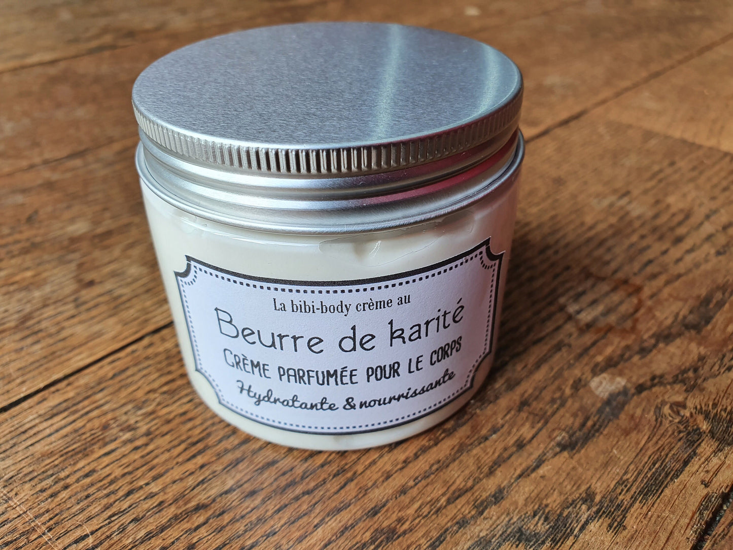 La "Body-crème au beurre de karité", crème nourrissante et hydratante parfumée pour le corps au beurre de karité et huile d'abricot