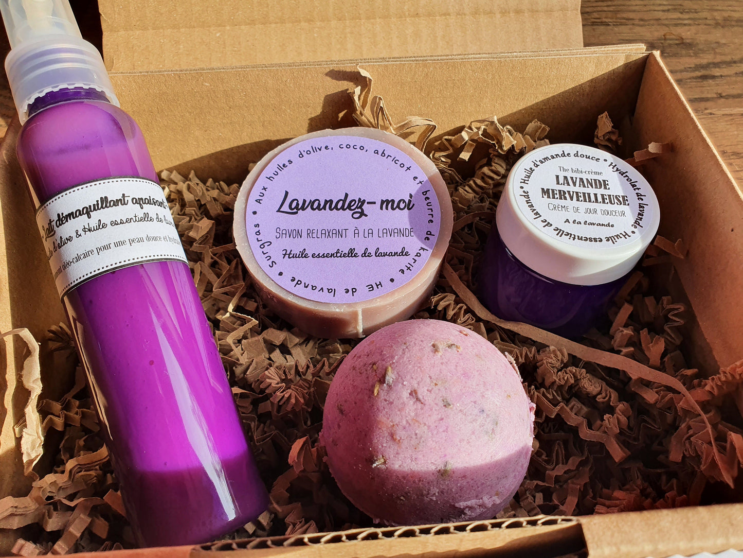 La "Relax-box", coffret ou boîte cadeau de soins complets à la lavande pour un grand moment de détente